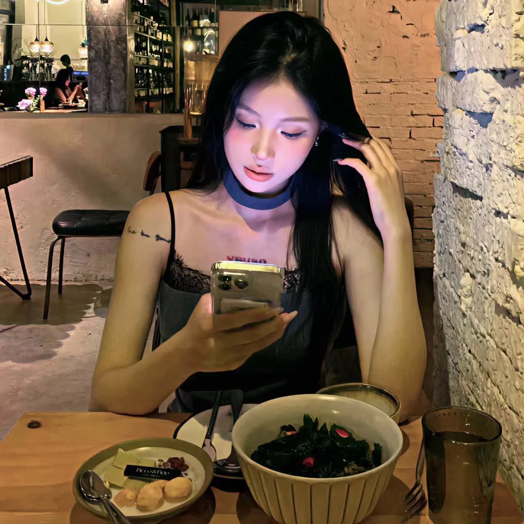 穿黄靴子的女孩